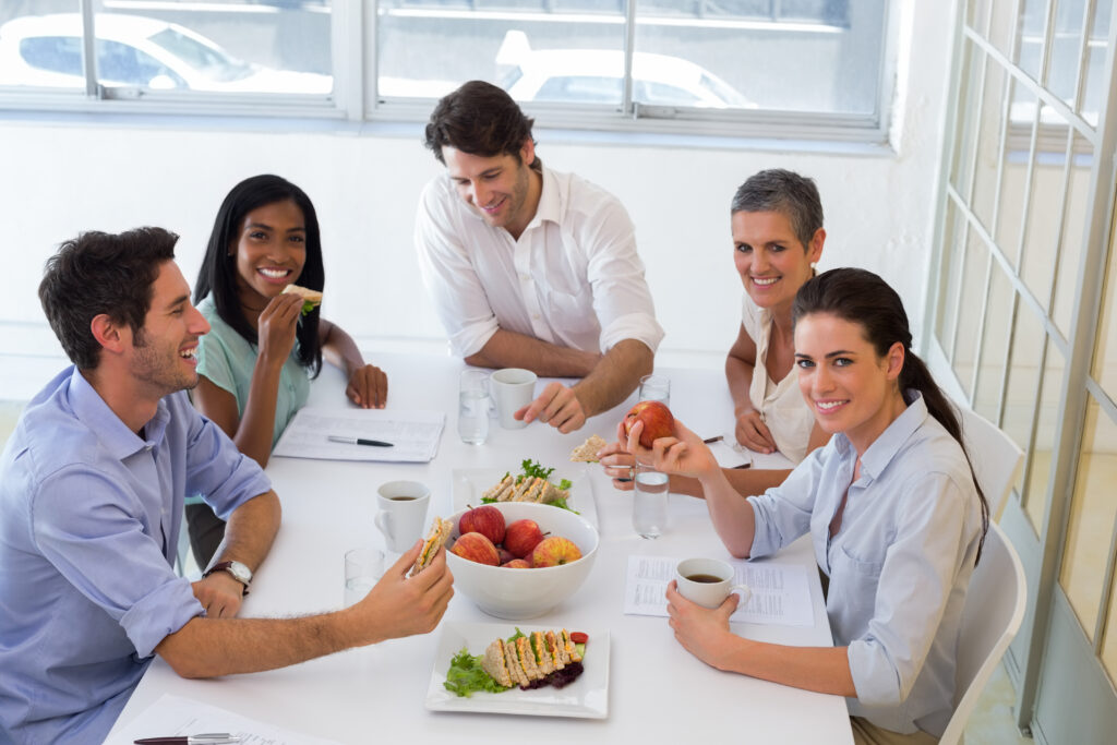 Interagindo durante a alimentação em equipe